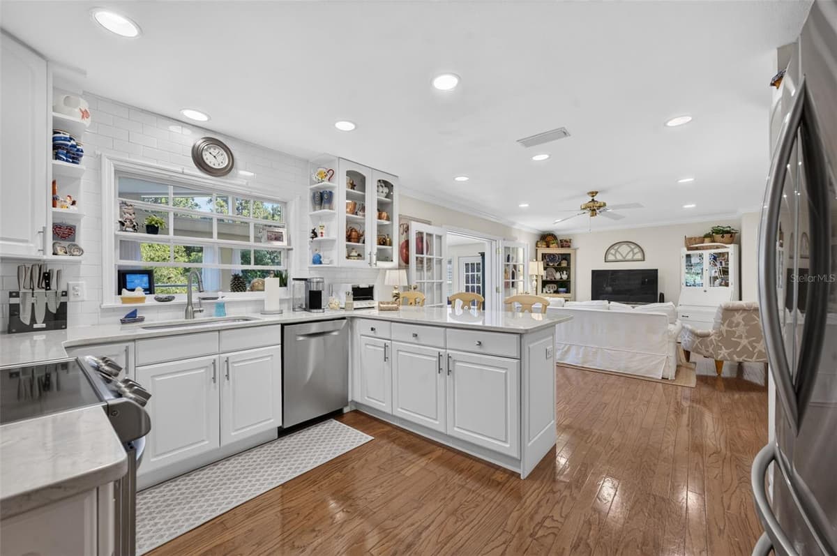 823 WOODS COURT — photo 9 of 38
