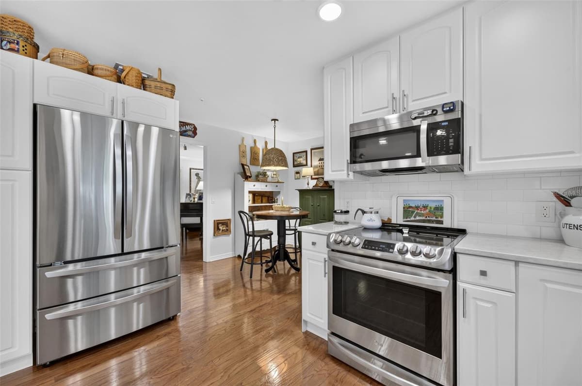 823 WOODS COURT — photo 10 of 38