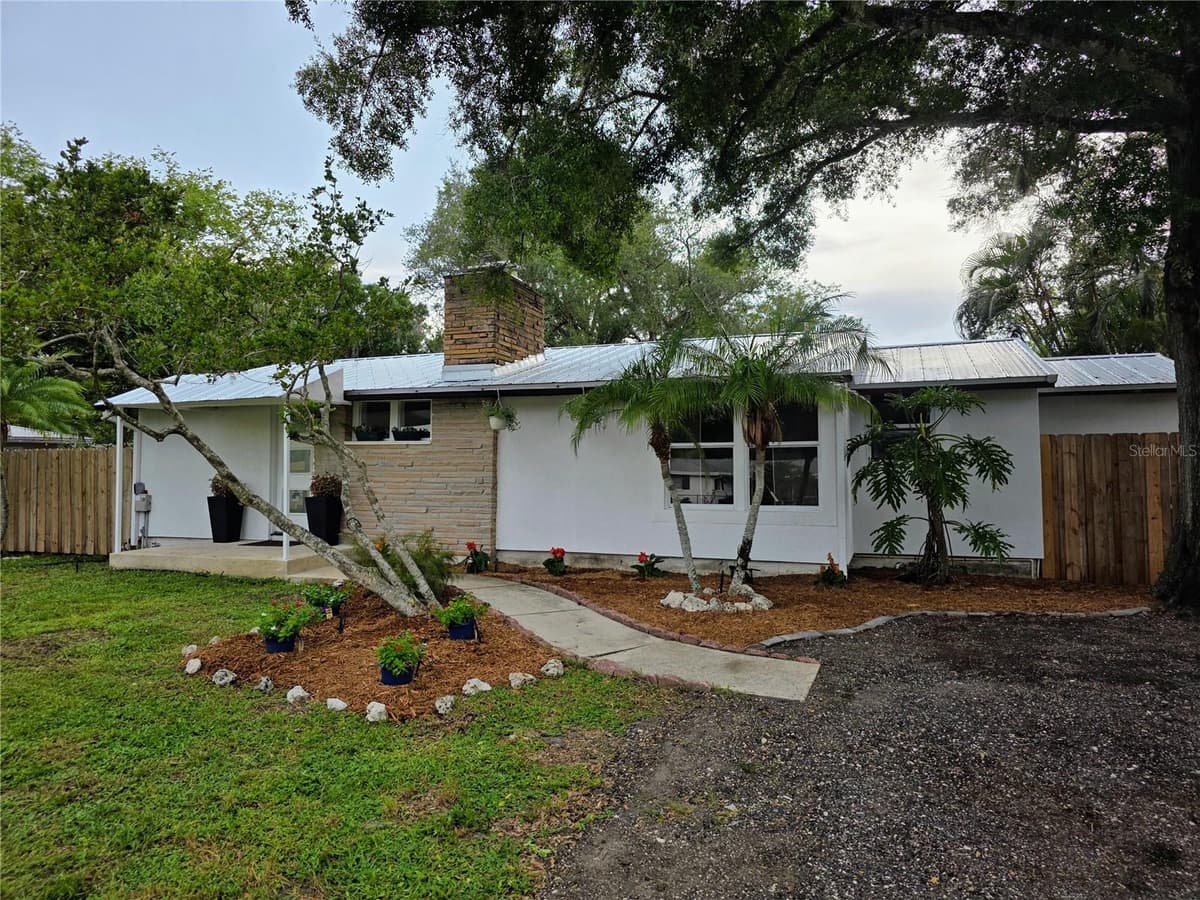 1205 WILLIS AVENUE — photo 5 of 65