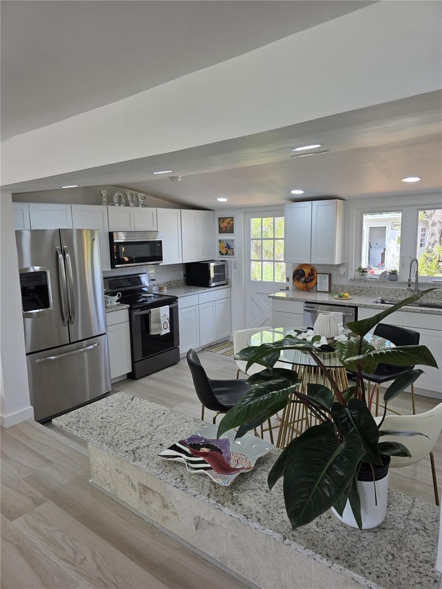 1205 WILLIS AVENUE — photo 22 of 65