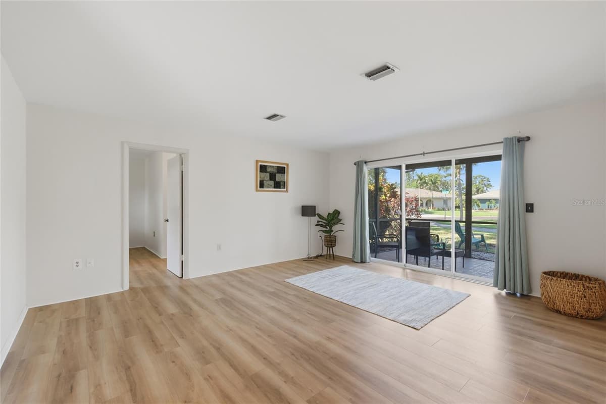 404 OXFORD DRIVE — photo 4 of 36