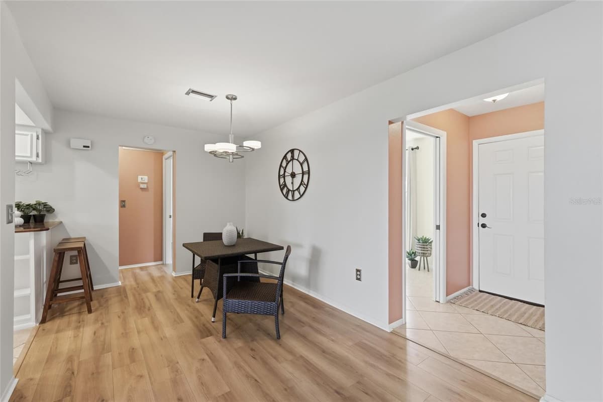 404 OXFORD DRIVE — photo 3 of 36