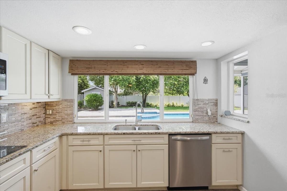 13101 BURNES LAKE DRIVE — photo 15 of 60