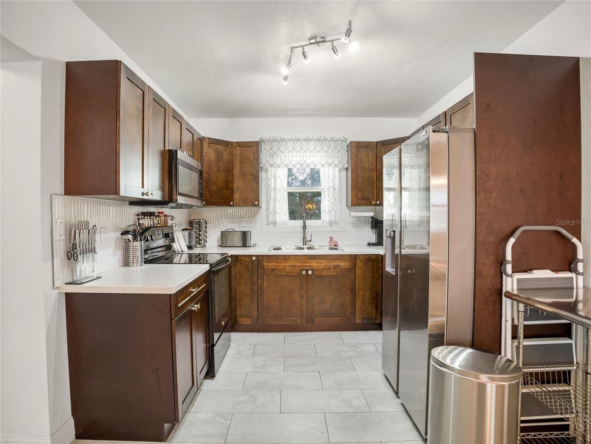 208 WINTHROP STREET — photo 8 of 24