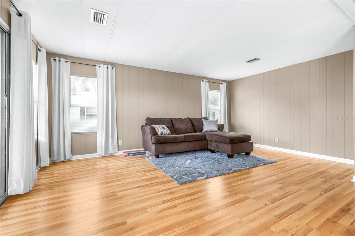 17 WOODLAND CIRCLE — photo 10 of 39