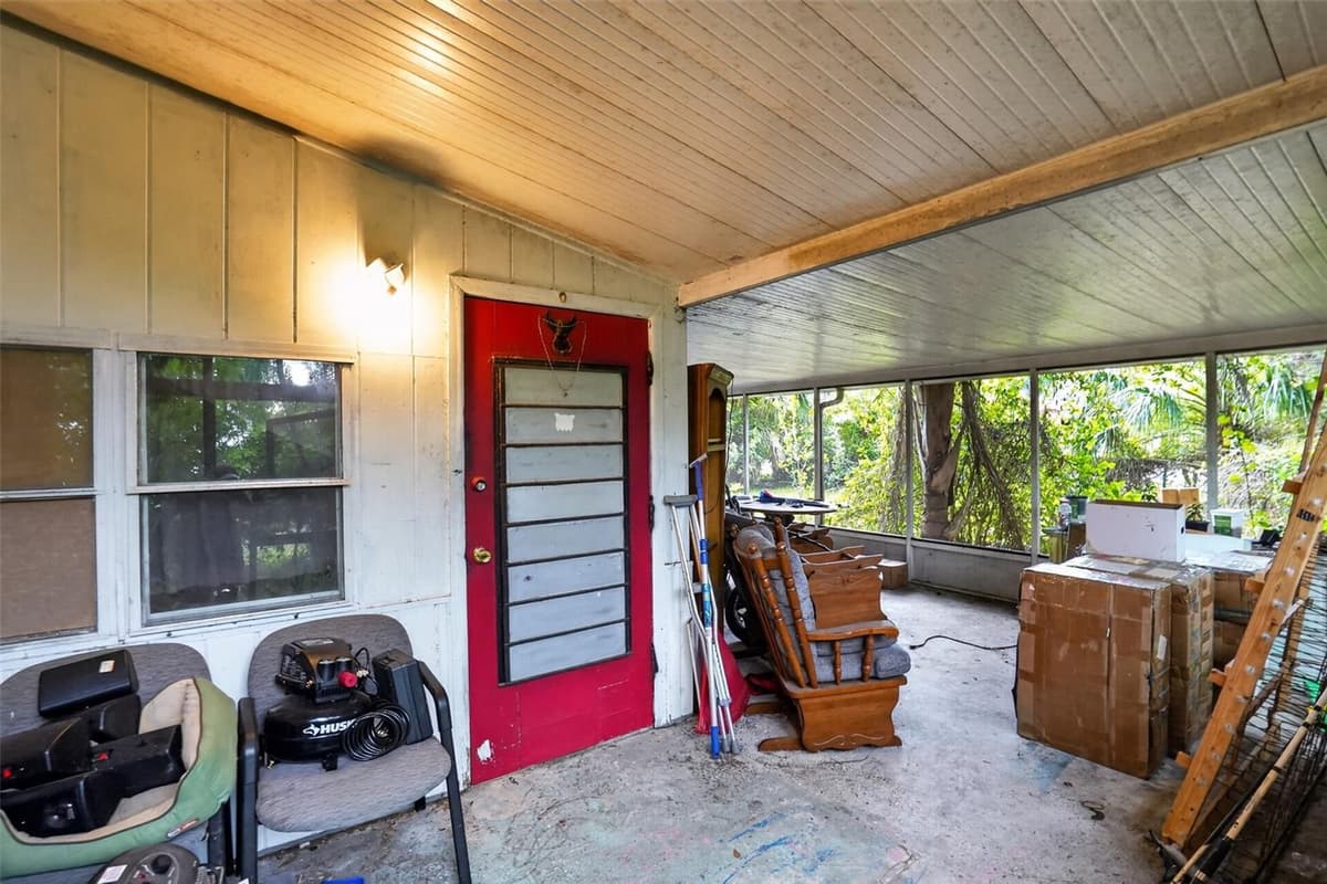 509 DOMINO DRIVE — photo 2 of 35