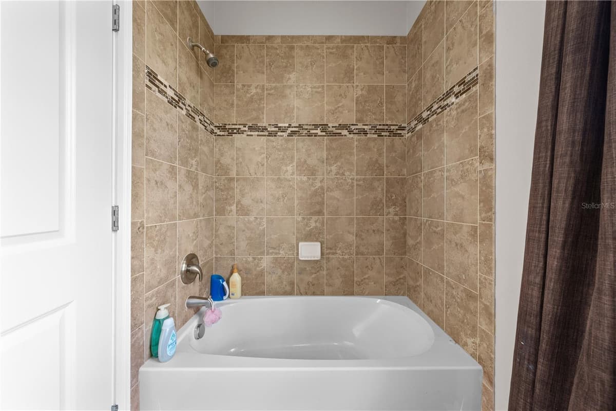 4664 HICKORY TREE LN — photo 15 of 91