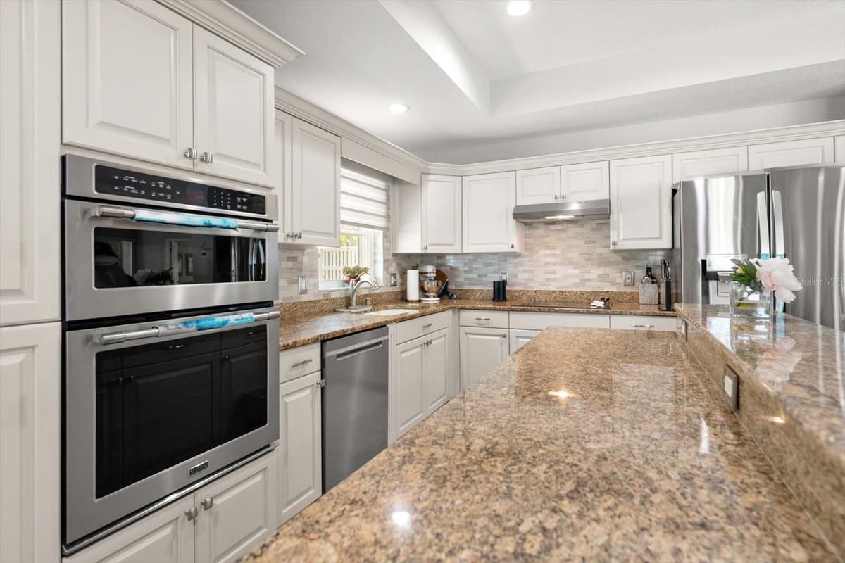 2218 DONATO DRIVE — photo 15 of 38