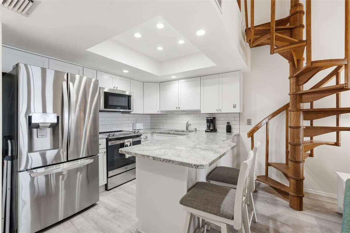 4410 WARREN AVENUE — photo 14 of 48