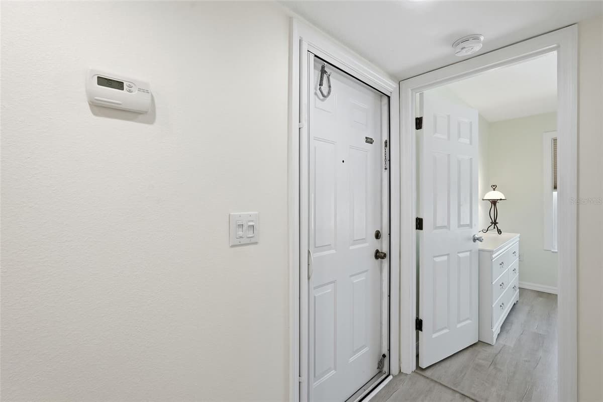 4410 WARREN AVENUE — photo 9 of 48