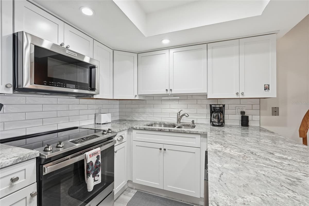 4410 WARREN AVENUE — photo 15 of 48