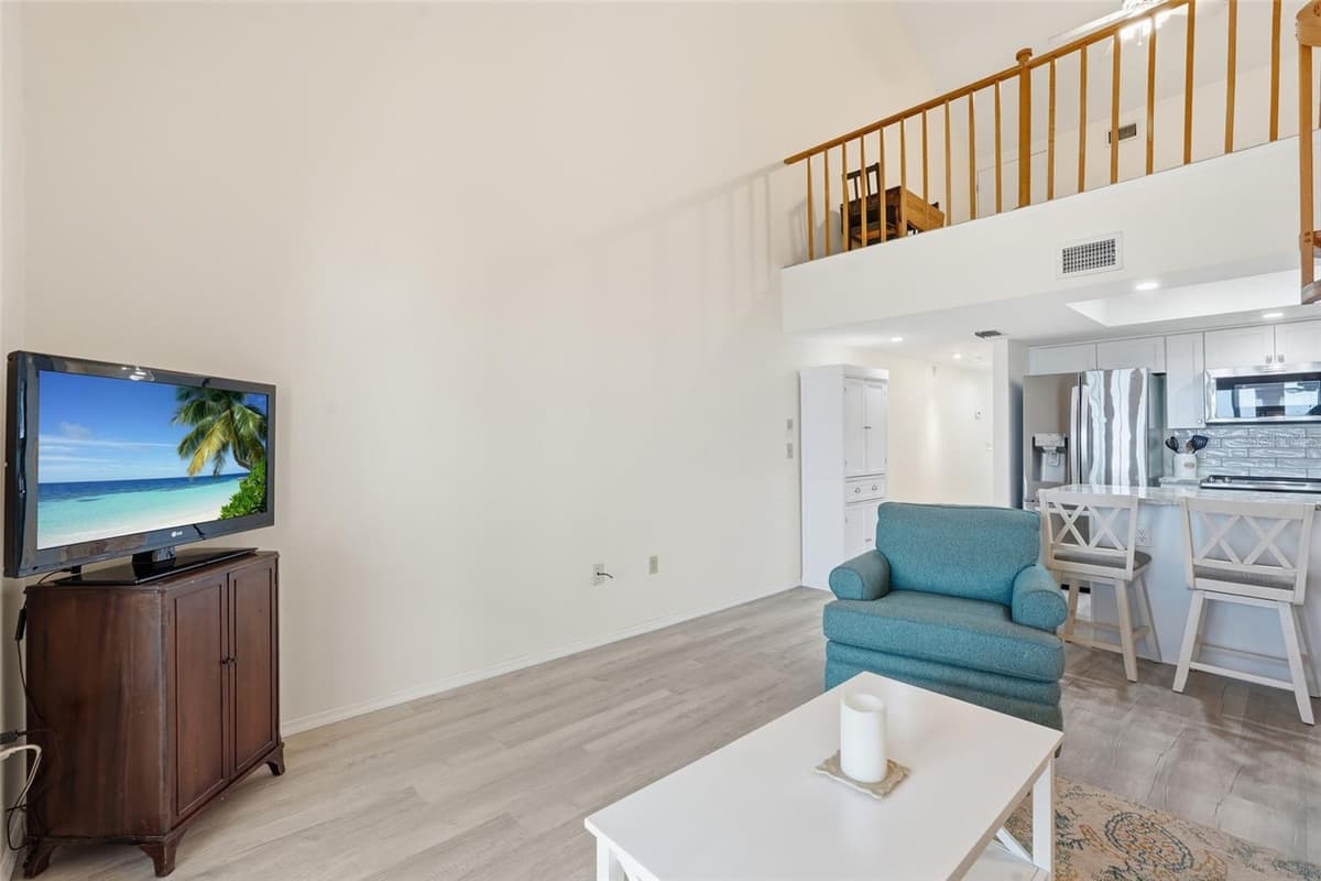 4410 WARREN AVENUE — photo 11 of 48