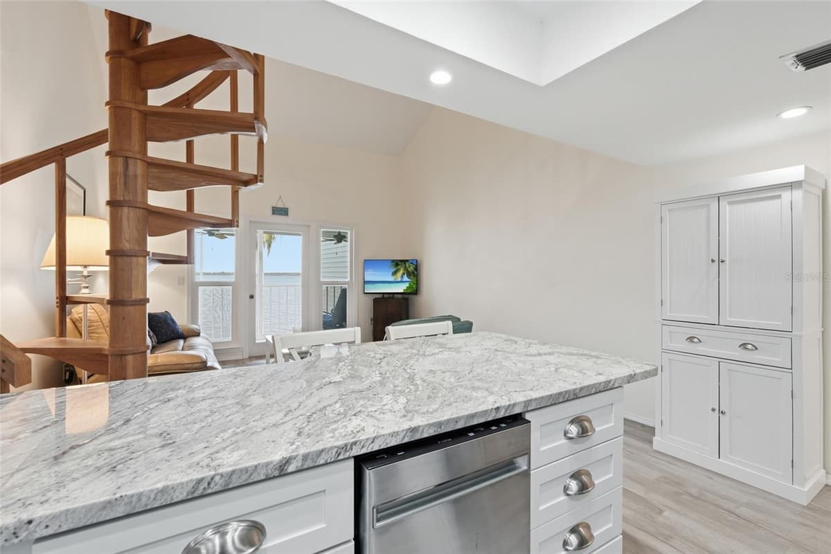 4410 WARREN AVENUE — photo 16 of 48