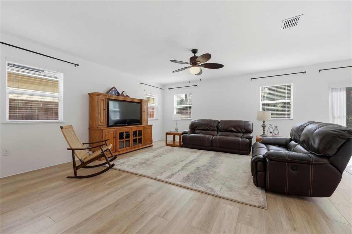 5573 REAGAN AVENUE — photo 10 of 40