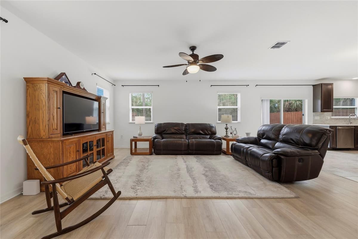 5573 REAGAN AVENUE — photo 9 of 40