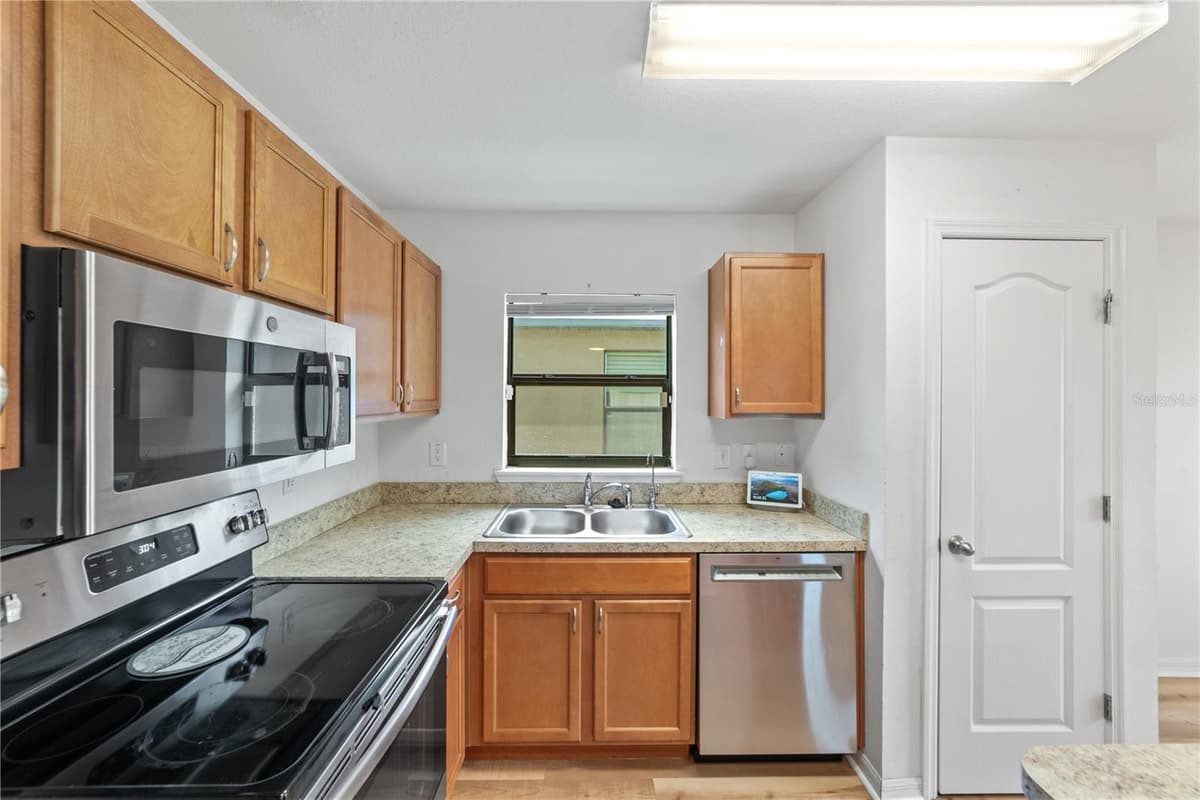 621 CHATHAM WALK DRIVE — photo 10 of 40