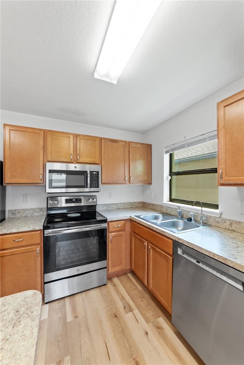 621 CHATHAM WALK DRIVE — photo 11 of 40