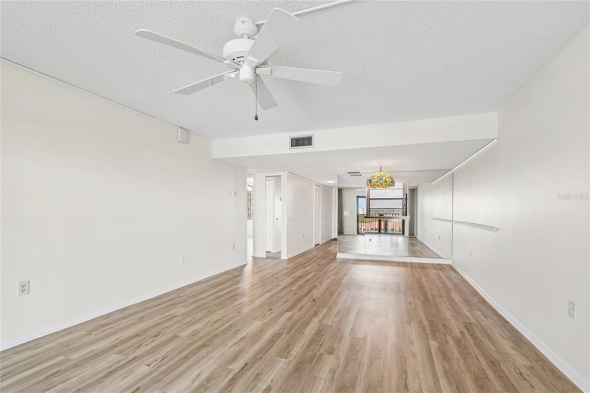 7600 SUN ISLAND DRIVE — photo 17 of 73