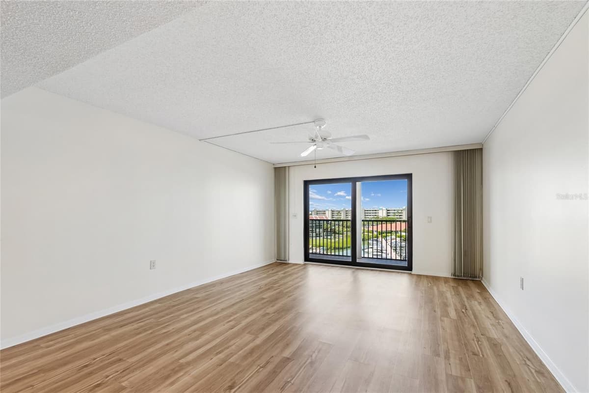 7600 SUN ISLAND DRIVE — photo 15 of 73