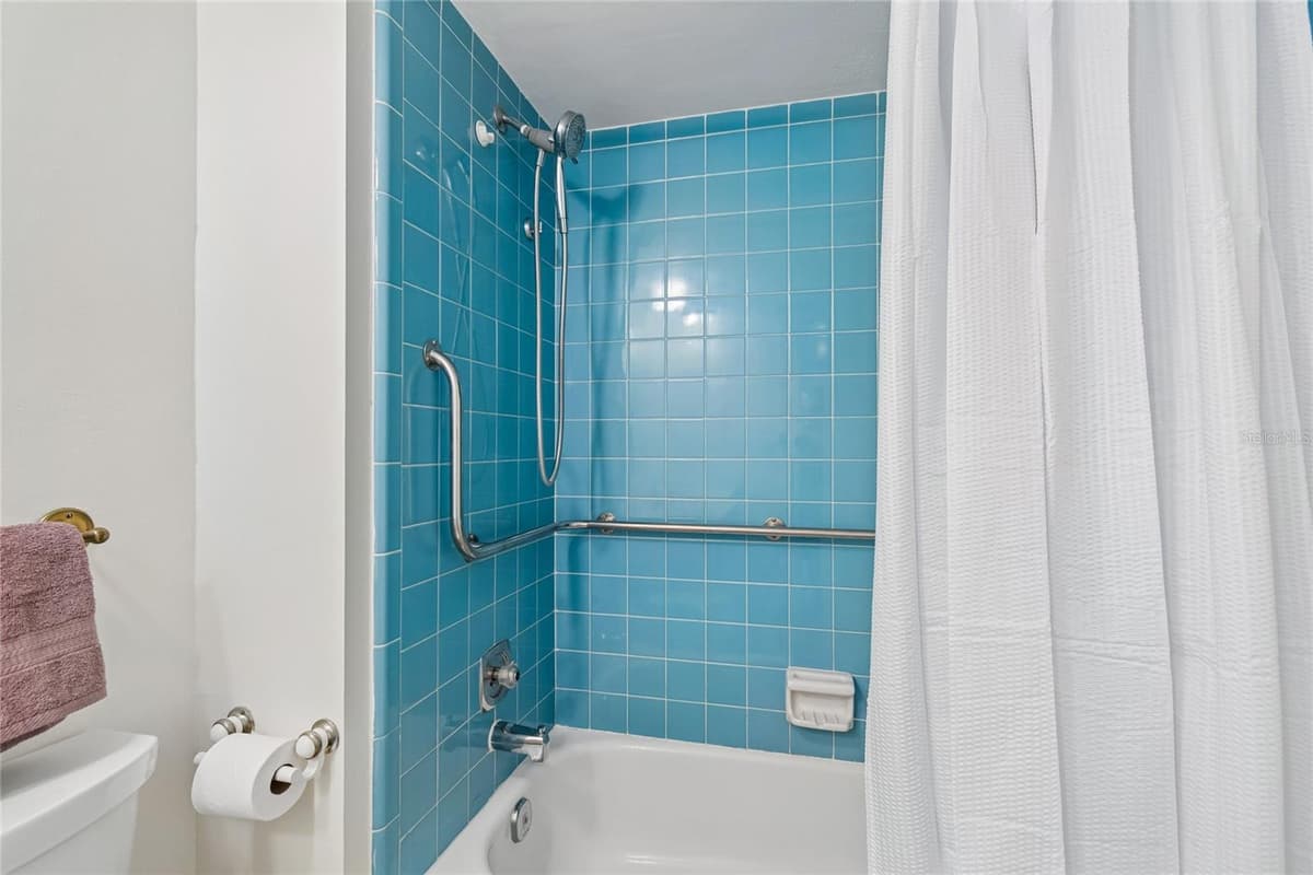 7600 SUN ISLAND DRIVE — photo 38 of 73