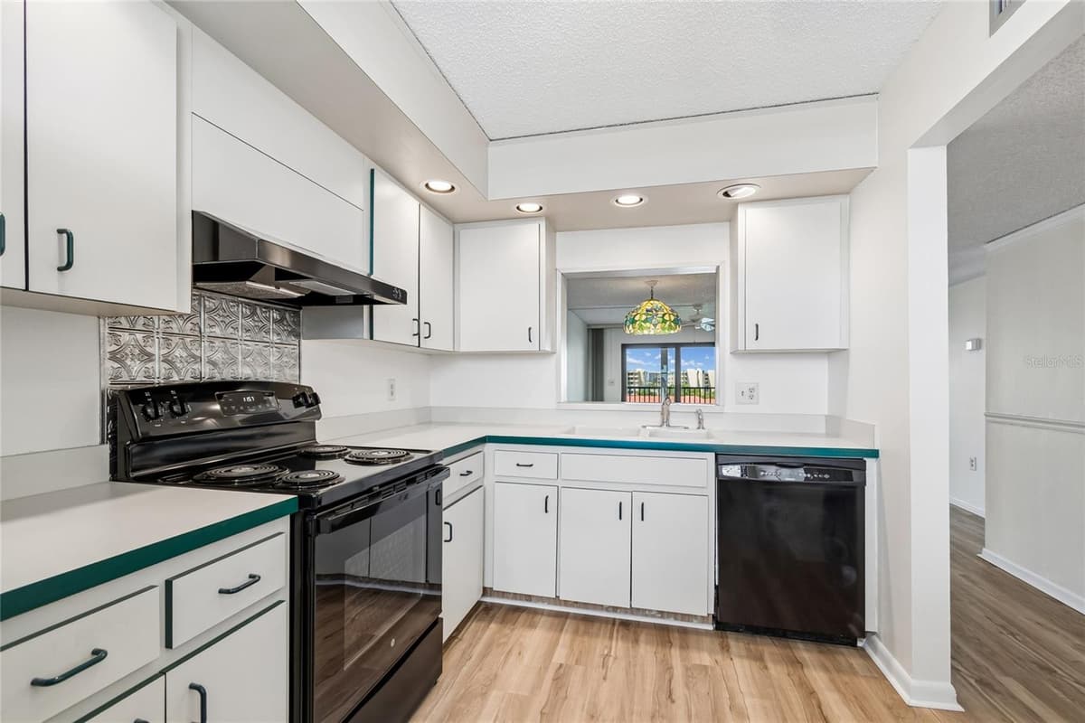 7600 SUN ISLAND DRIVE — photo 12 of 73