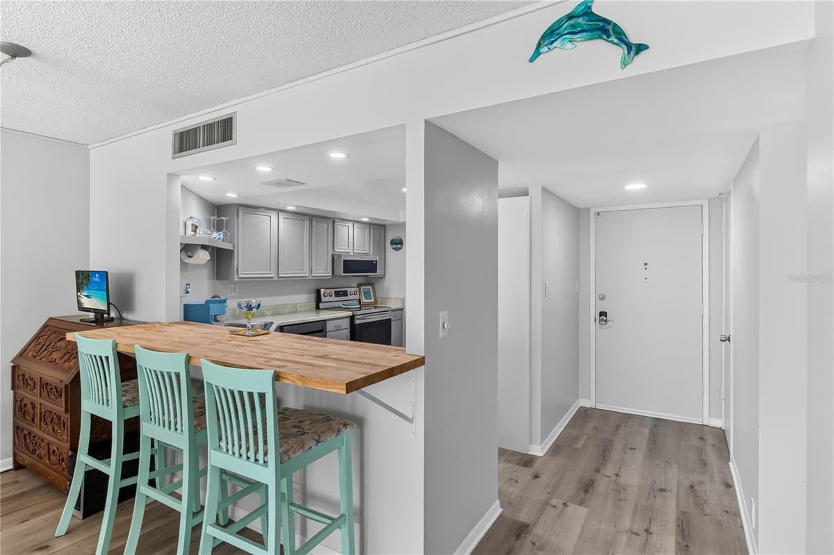 7400 SUN ISLAND DRIVE — photo 9 of 31
