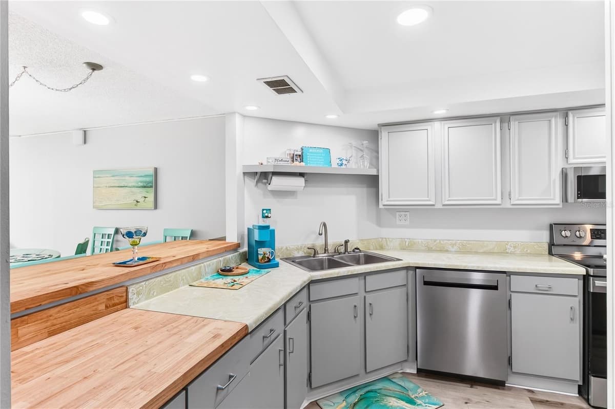 7400 SUN ISLAND DRIVE — photo 11 of 31
