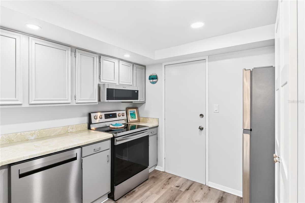 7400 SUN ISLAND DRIVE — photo 12 of 31