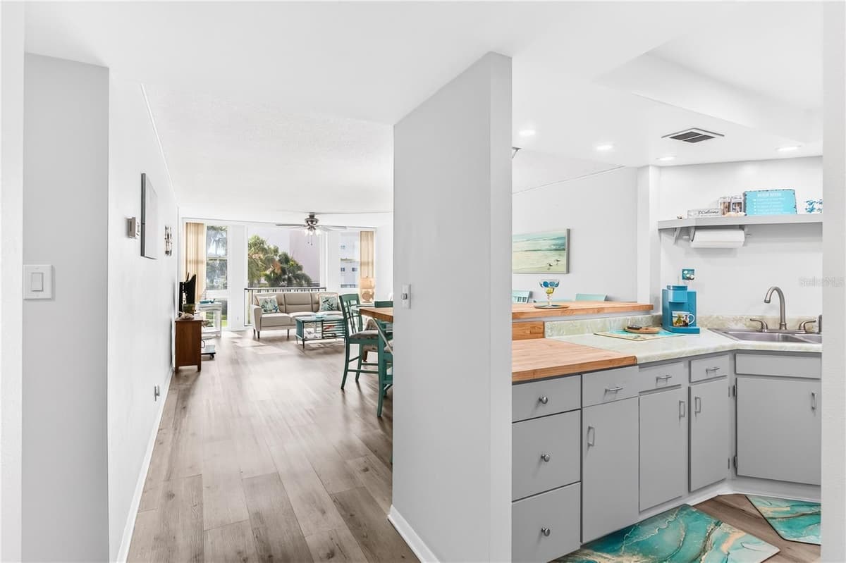 7400 SUN ISLAND DRIVE — photo 10 of 31