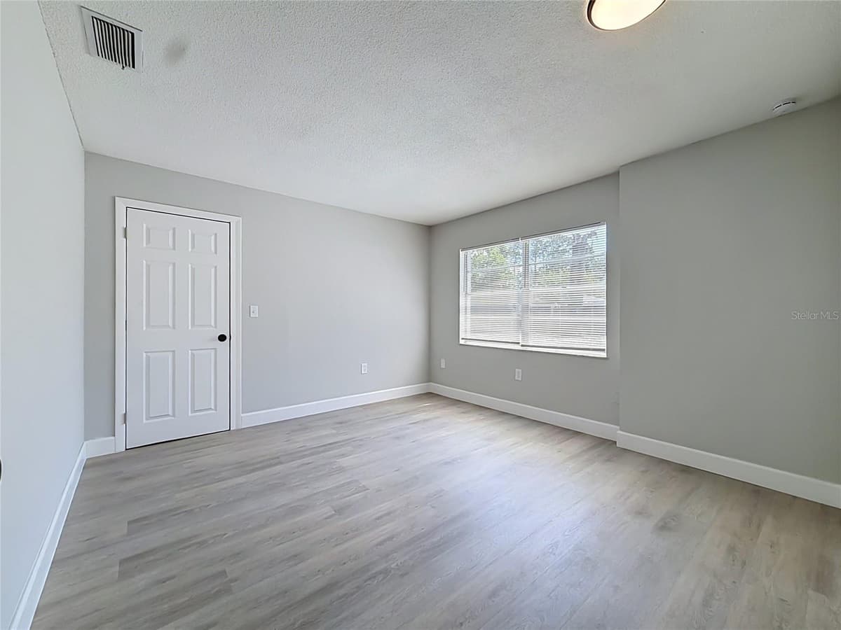501 ROSE AVENUE — photo 11 of 26