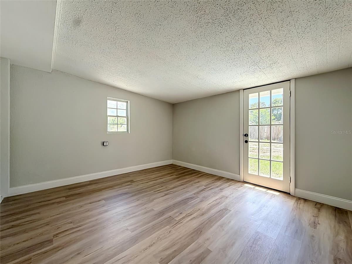 501 ROSE AVENUE — photo 14 of 26