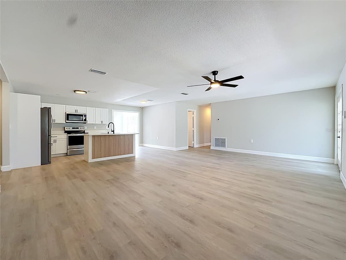 501 ROSE AVENUE — photo 10 of 26