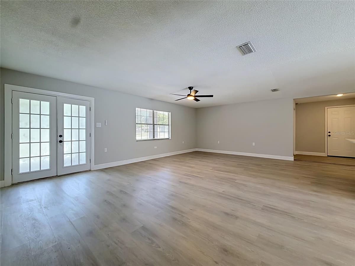 501 ROSE AVENUE — photo 7 of 26