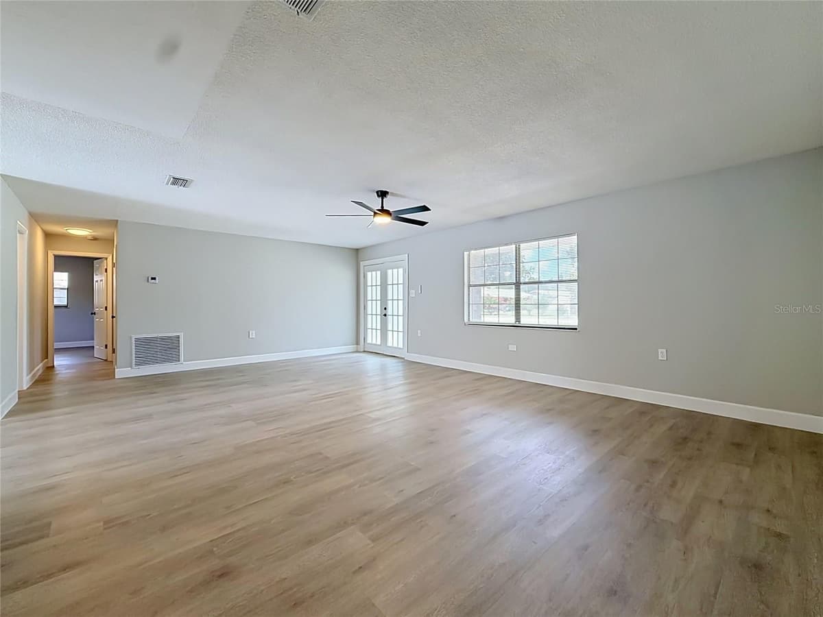501 ROSE AVENUE — photo 5 of 26