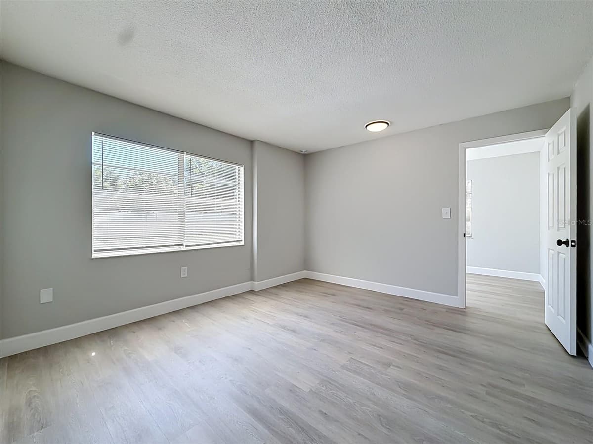 501 ROSE AVENUE — photo 12 of 26