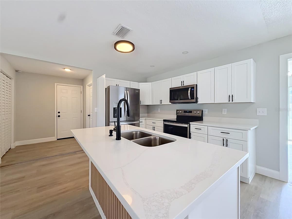 501 ROSE AVENUE — photo 8 of 26