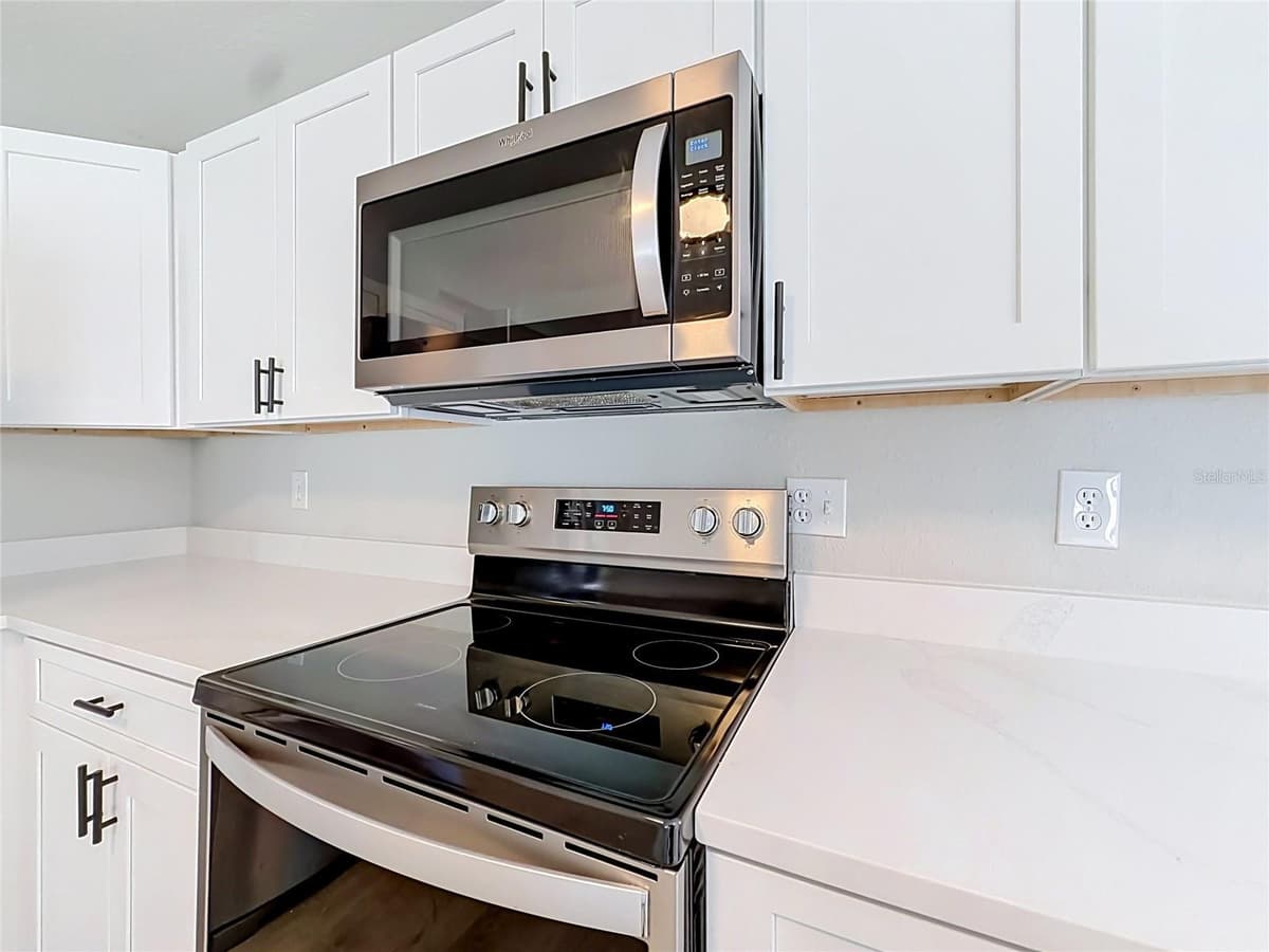 501 ROSE AVENUE — photo 9 of 26