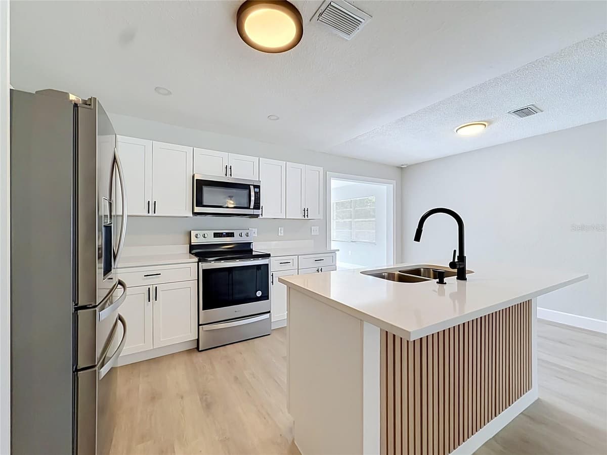 501 ROSE AVENUE — photo 6 of 26