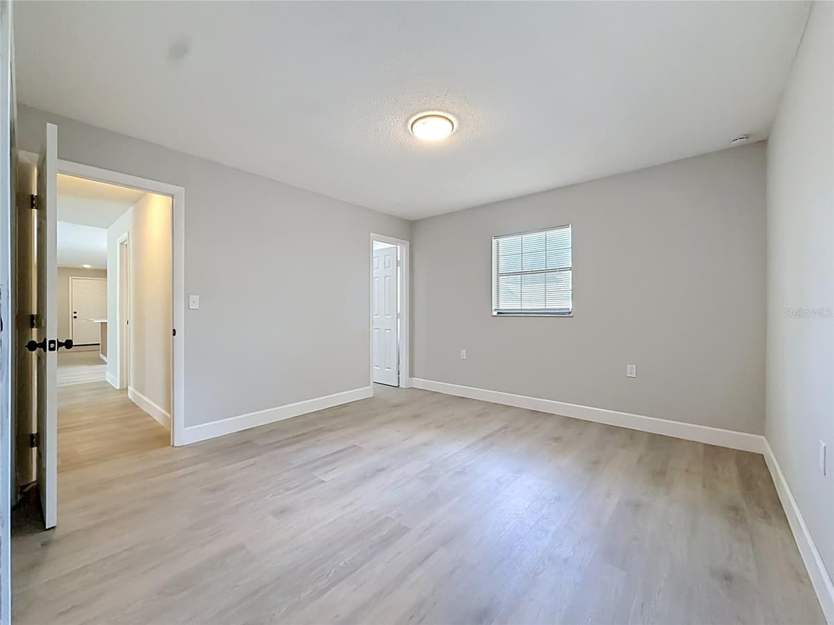 501 ROSE AVENUE — photo 15 of 26