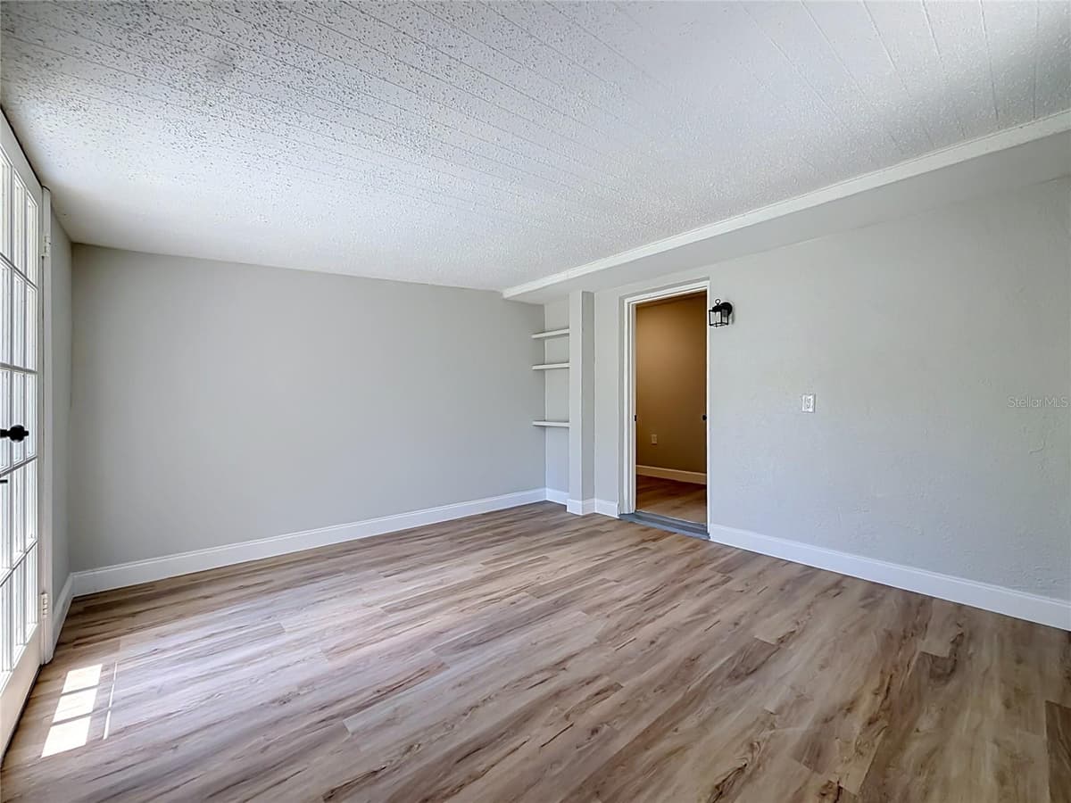 501 ROSE AVENUE — photo 20 of 26