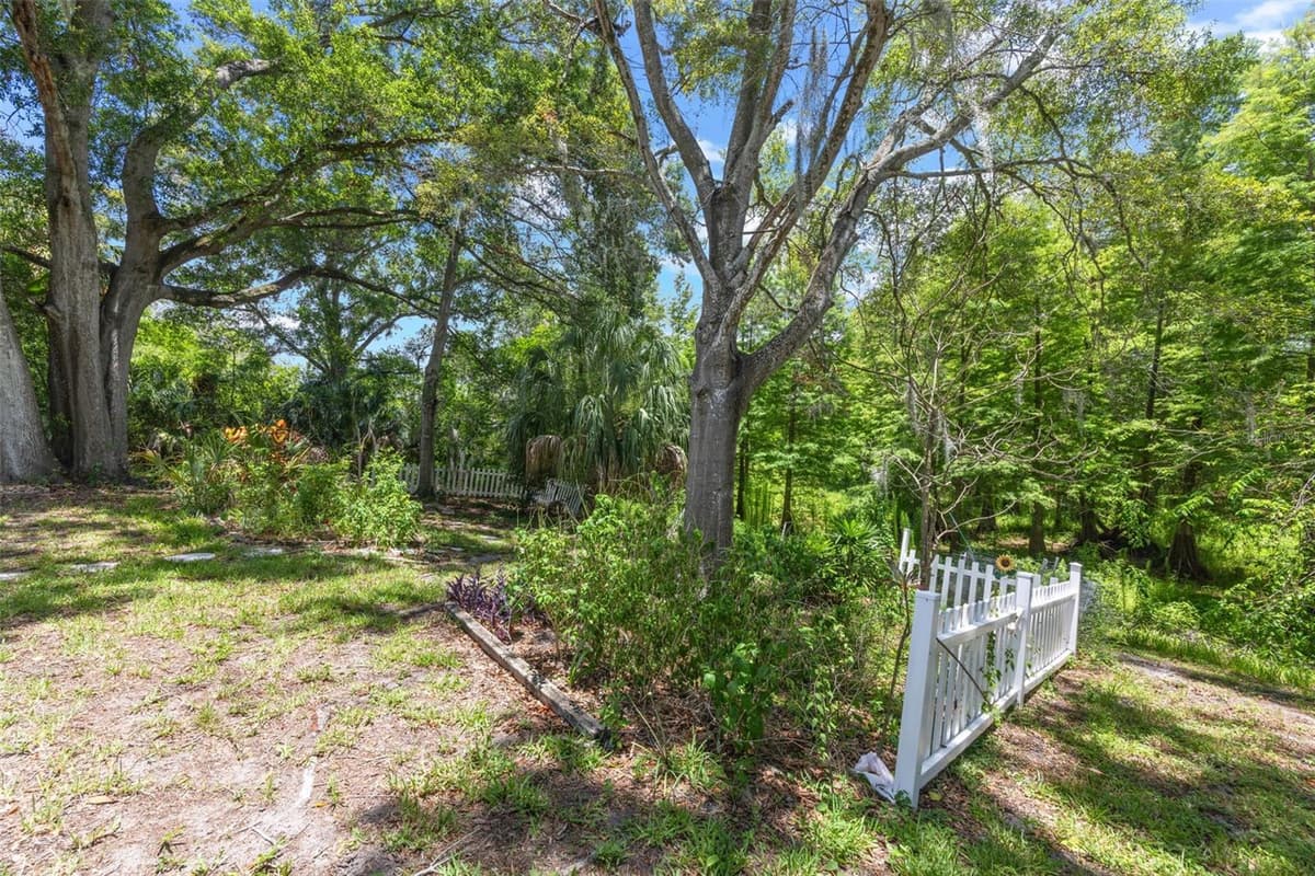 15601 LAKESHORE VILLA LOOP — photo 36 of 44