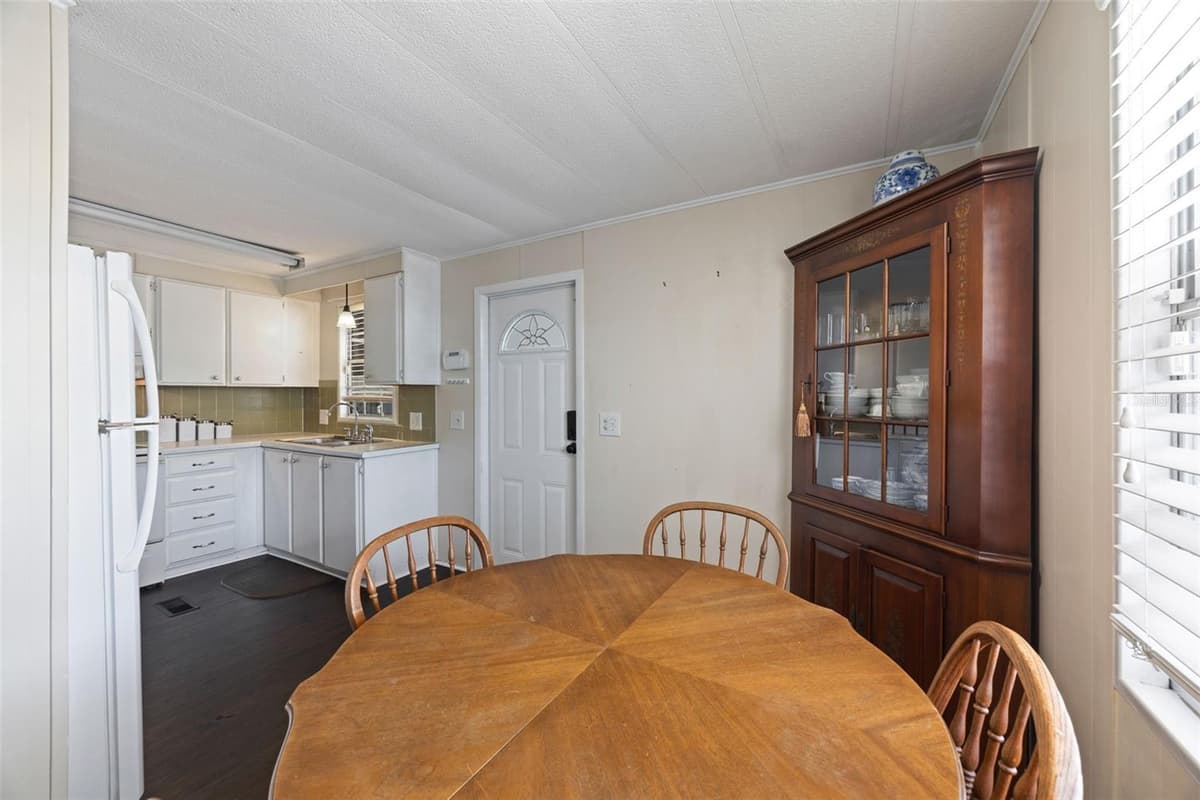 15601 LAKESHORE VILLA LOOP — photo 12 of 44