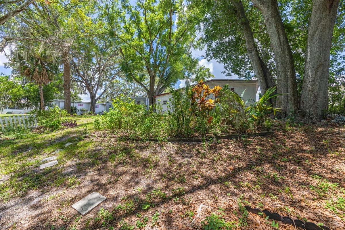 15601 LAKESHORE VILLA LOOP — photo 31 of 44