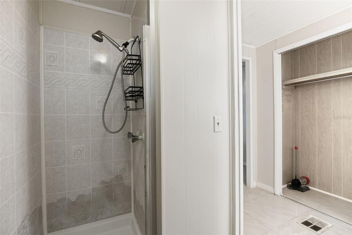 15601 LAKESHORE VILLA LOOP — photo 24 of 44