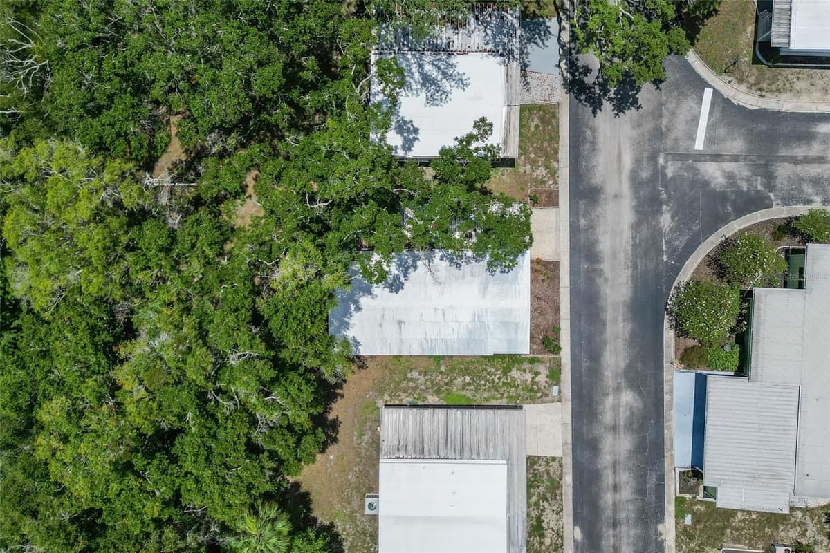 15601 LAKESHORE VILLA LOOP — photo 33 of 44