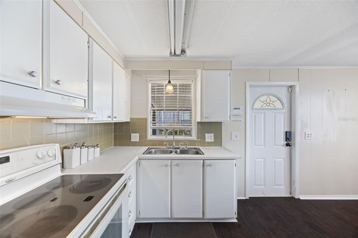 15601 LAKESHORE VILLA LOOP — photo 7 of 44