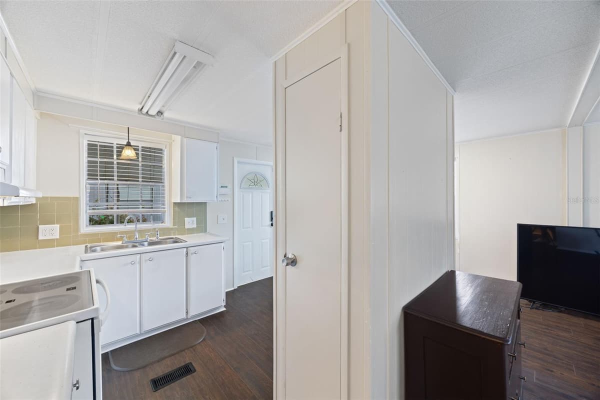 15601 LAKESHORE VILLA LOOP — photo 10 of 44