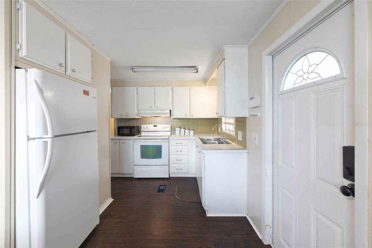 15601 LAKESHORE VILLA LOOP — photo 9 of 44