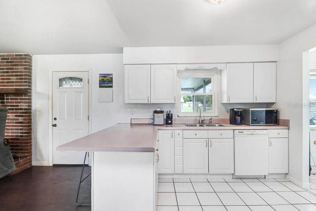 1203 LYNN AVENUE — photo 9 of 36