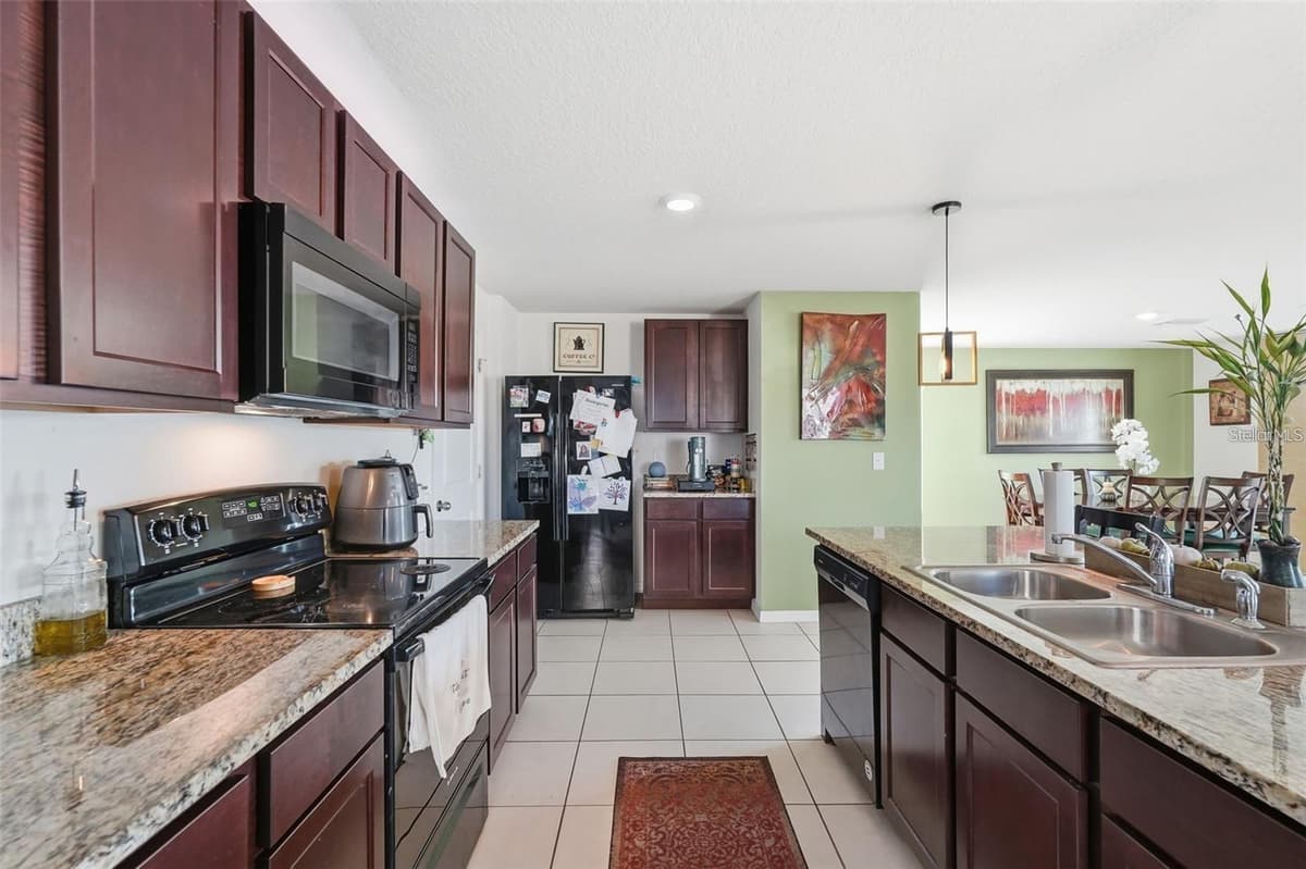 7811 DAVIE RAY DRIVE — photo 5 of 37